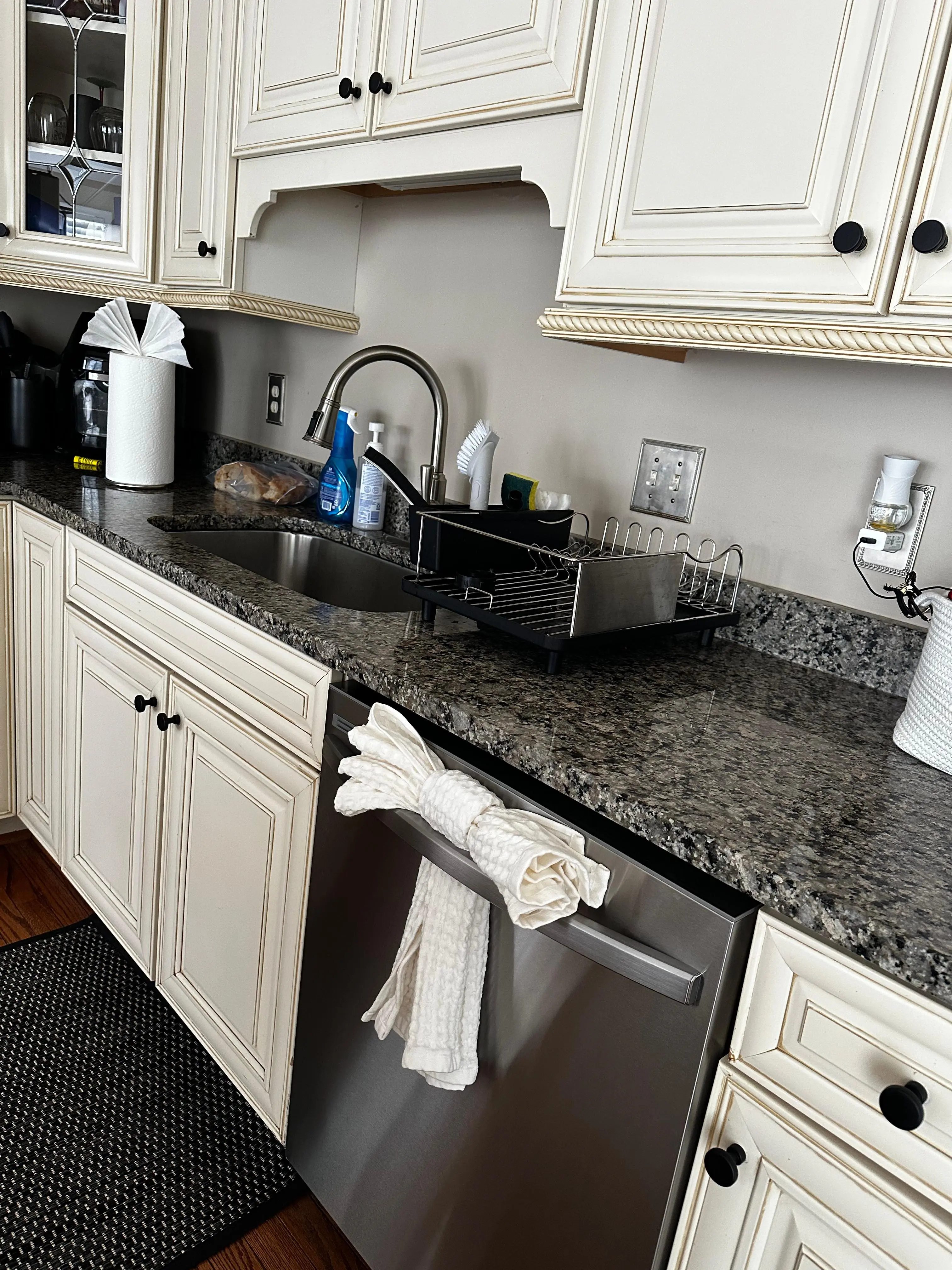 Kitchen cleaning photo by Ceballos Cleaning